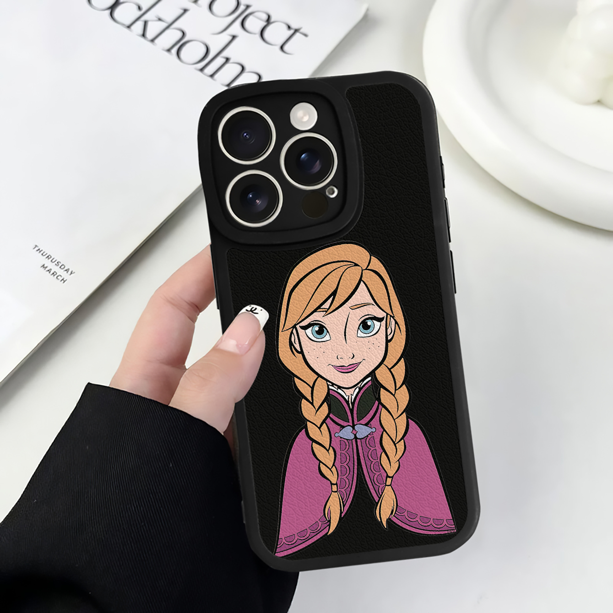 （画像用） アナと雪の女王 アンナ エルサ Frozen Anna Elsa 【iPhone 16シリーズ対応】シリコンスマホケース（レザー調） 材質：シリコン